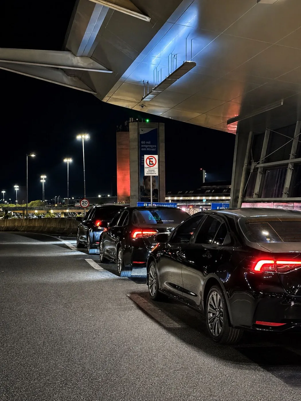 Fila de veículos executivos da Elite no desembarque do Aeroporto de Confins à noite